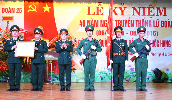 Lữ đoàn 25 đón nhận Huân chương Bảo vệ Tổ quốc hạng Nhất
