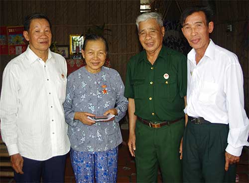 Người “thắp lửa” tình đồng đội
