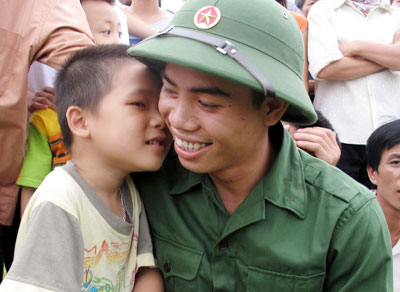 Để con được miễn học phí mầm non, hạ sĩ quan, binh sĩ tại ngũ cần làm như thế nào?