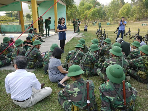 Khi văn nghệ sĩ về với chiến sĩ
