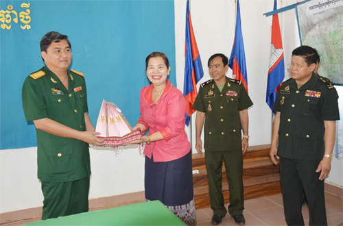 Đoàn cán bộ Bộ CHQS tỉnh Tây Ninh thăm, chúc Tết Chôl Chnăm Thmây tại Cam-pu-chia