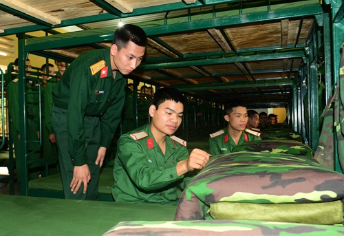 Duy trì chế độ kiểm tra buổi sáng nghiêm túc, đảm bảo nội vụ vệ sinh luôn gọn đẹp, thống nhất.