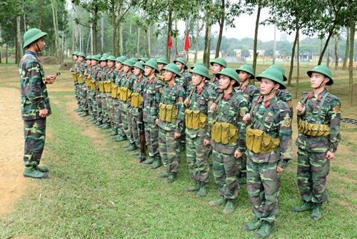 Thực hiện “sai đâu sửa đấy”, sau mỗi nội dung luyện tập, cán bộ trung đội tổ chức rút kinh nghiệm ngay.