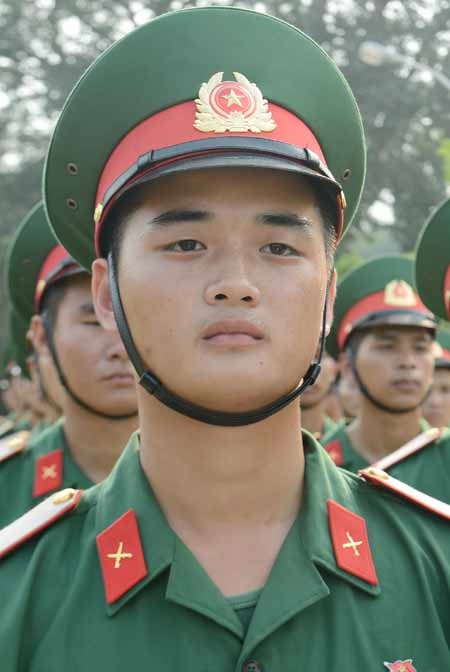 Chiến sĩ mới trong hàng quân.