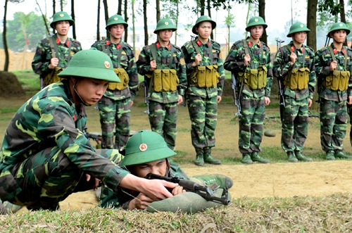 Cán bộ sửa tập, uốn nắn cho chiến sĩ động tác nằm bắn súng tiểu liên AK.