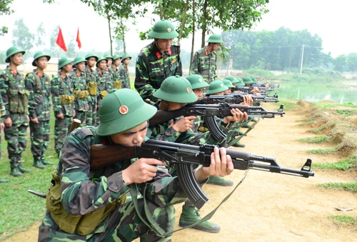 Luyện tập động tác quỳ bắn.