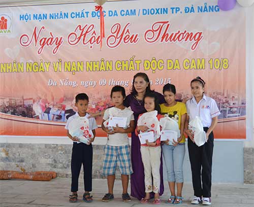 Người phụ nữ nặng lòng với nạn nhân chất độc da cam
