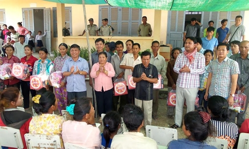 Công an tỉnh Đắk Lắk  thăm, tặng quà tại tỉnh Mondulkiri, Campuchia