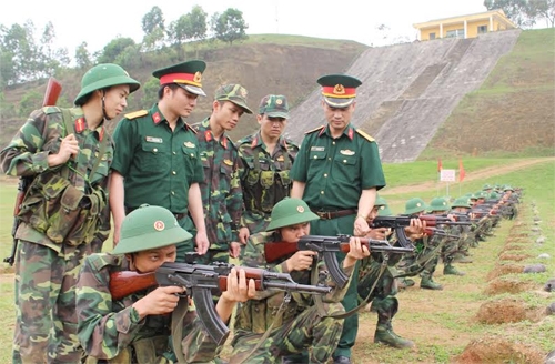 Chỉ huy đơn vị kiểm tra, trao đổi rút kinh nghiệm ngay trên bãi tập.