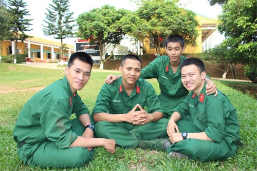 4 chàng trai trong số 100 thanh niên Hà Nội nhập ngũ vào Trung đoàn ở Đại đội 6, Tiểu đoàn 2 trong giờ nghỉ.