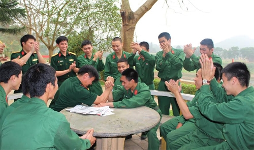 Các chiến sĩ mới thử sức với cán bộ.