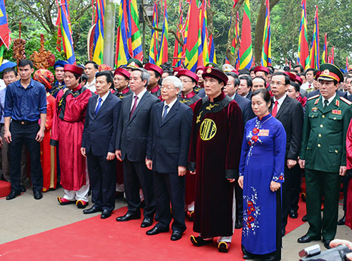Tổng Bí thư Nguyễn Phú Trọng dâng hương tưởng niệm các Vua Hùng
