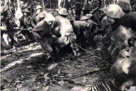 Đưa pháo lên bè, vượt thác
