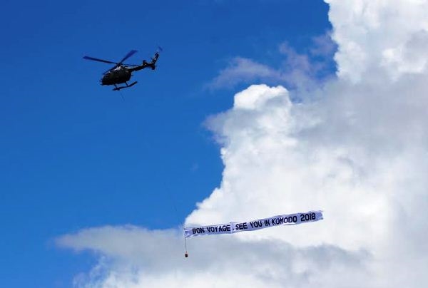 Máy bay trực thăng của nước chủ nhà chào đội hình tàu và hẹn gặp lại trong cuộc diễn tập lần sau.