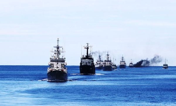 Đội hình tàu cơ động sau khi hoàn thành nội dung cuộc diễn tập chuẩn bị chào nhau trên biển.