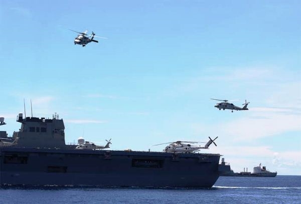 Máy bay trực thăng cất cánh từ Tàu khu trục JS ISE 182 của Hải quân Nhật Bản trong diễn tập thực binh trên biển.