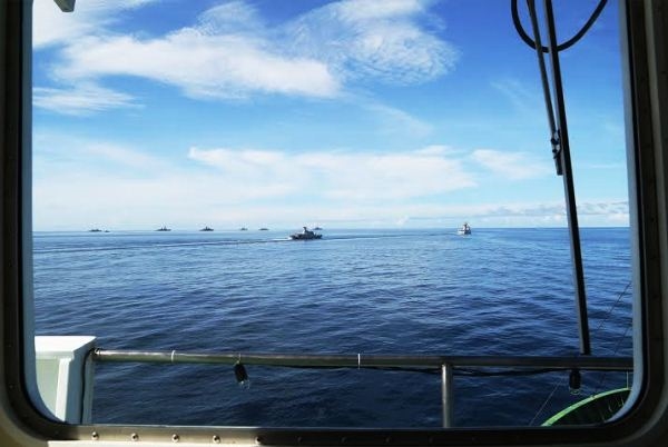 Đội hình tàu của hải quân các nước tham gia diễn tập thực binh nhìn từ Tàu 561.