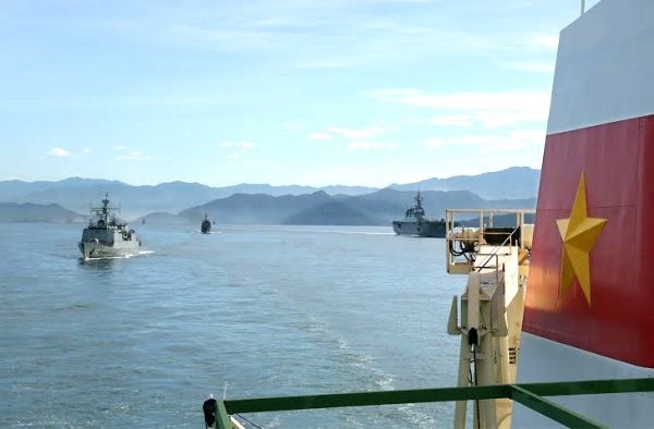 Tàu Bệnh viện 561 cùng tàu hải quân các nước cơ động vào vị trí diễn tập thực binh trên biển.