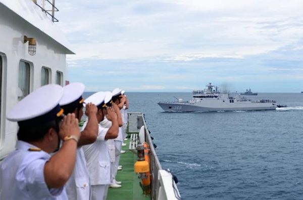Đoàn Hải quân Việt Nam trên Tàu 561 chào Tàu duyệt đội hình của Tổng thống Indonesia.