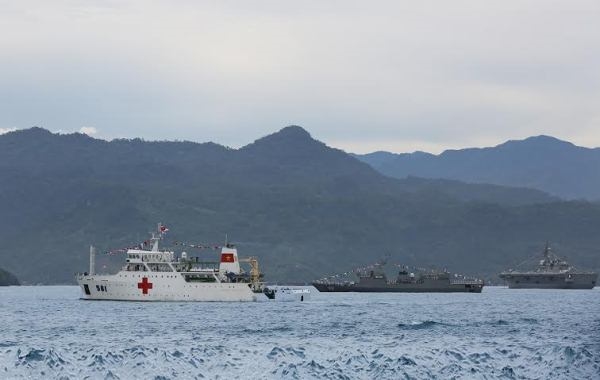 Tàu Bệnh viện 561 trong đội hình tham gia lễ duyệt binh tàu hải quân quốc tế tại Padang.