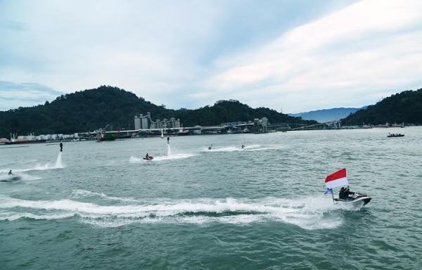 Lực lượng Hải quân Indonesia biểu diễn mô-tô nước tại Lễ duyệt binh tàu.