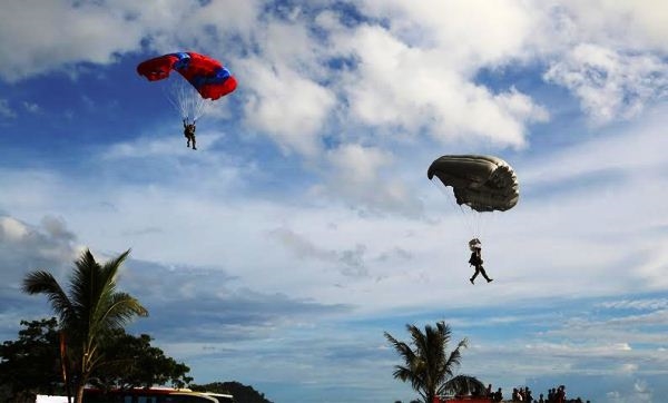 Biểu diễn nhảy dù của nước chủ nhà trong lễ diễu hành đường phố tại Padang.