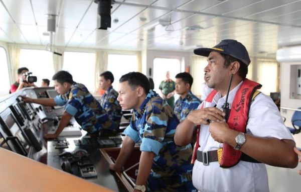 Hoa tiêu nước chủ nhà Indonesia trên đài chỉ huy dẫn Tàu 561 vào vị trí neo đậu tại cảng Padang, Indonesia.