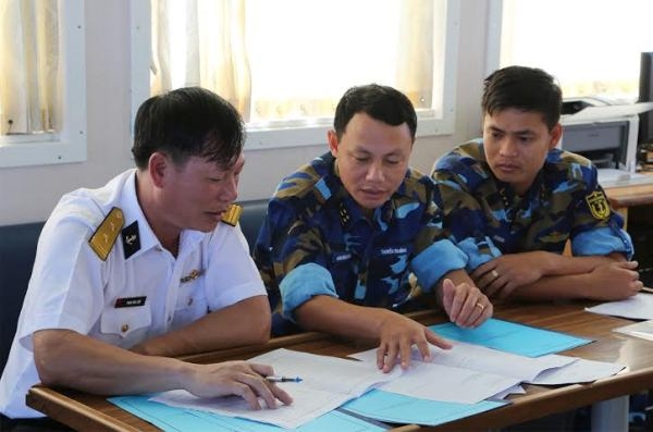 Đoàn công tác Việt Nam kiểm tra lại kế hoạch tham gia diễn tập thực binh lần cuối trên Tàu 561.