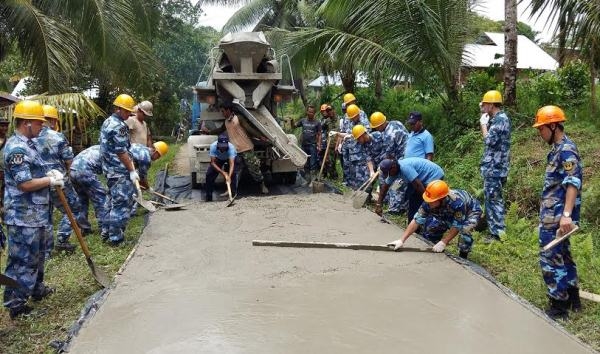 Công binh Hải quân Việt Nam tham gia làm đường giúp dân trên đảo Sipora, Indonesia.