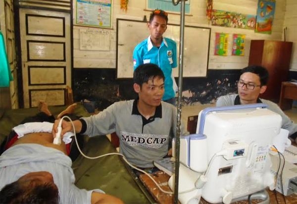 Quân y Việt Nam tham gia khám, chữa bệnh cho người dân trên đảo Sipora, Indonesia.