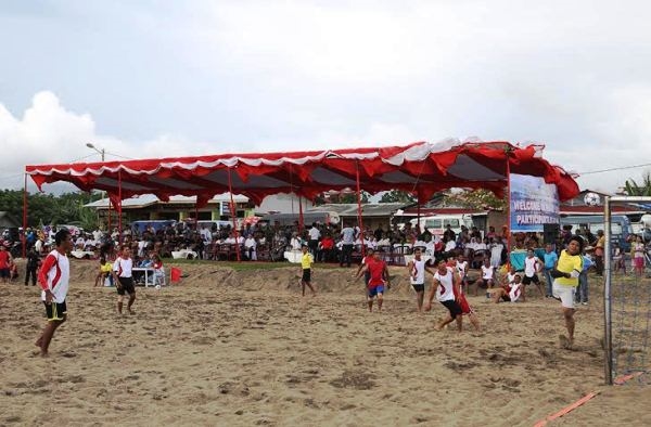 Thi đấu bóng đá giữa Hải quân các nước tại Padang, Indonesia.