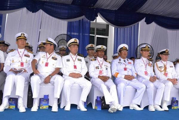 Chuẩn đô đốc Phạm Hoài Nam, Ủy viên Trung ương Đảng, Tư lệnh Quân chủng Hải quân (thứ 3, từ phải sang), tham dự Lễ khai mạc diễn tập Komodo 2016.