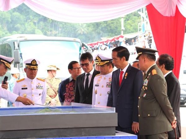 Tổng thống Indonesia Joko Widodo duyệt đội hình tàu trên sa bàn tại lễ duyệt binh tàu hải quân quốc tế.