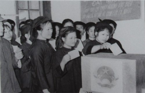 Việc lập danh sách cử tri và niêm yết danh sách cử tri được tiến hành như thế nào?
