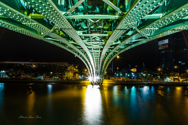 Gầm cầu vượt qua góc nhìn từ nóc hầm Thủ Thiêm.