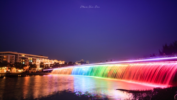 Vòi phun 7 sắc cầu vồng tại khu đô thị Phú Mỹ Hưng là điểm thu hút nhiều bạn trẻ.
