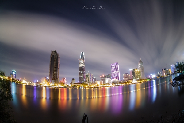 Nhiều nhà cao tầng mọc lên khắp nơi đem đến vẻ hiện đại và tráng lệ cho TP Hồ Chí Minh - một đô thị lớn hàng đầu của khu vực Đông Nam Á.