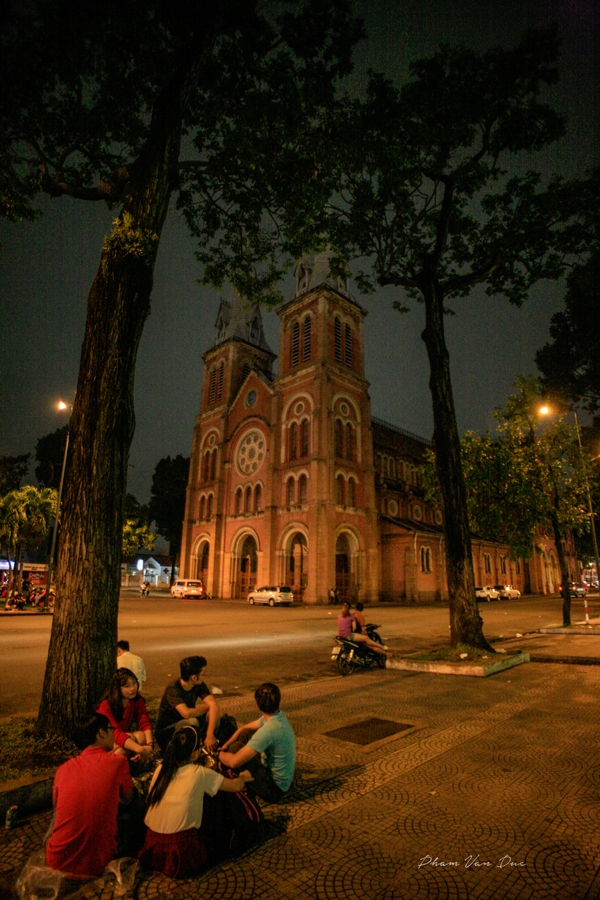 Cư dân thành phố hóng mát quanh khu nhà thờ Đức Bà, một địa điểm du lịch đặc trưng của TP Hồ Chí Minh.