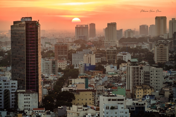 Sắc đỏ của hoàng hôn làm thành phố thêm dịu dàng và quyến rũ.