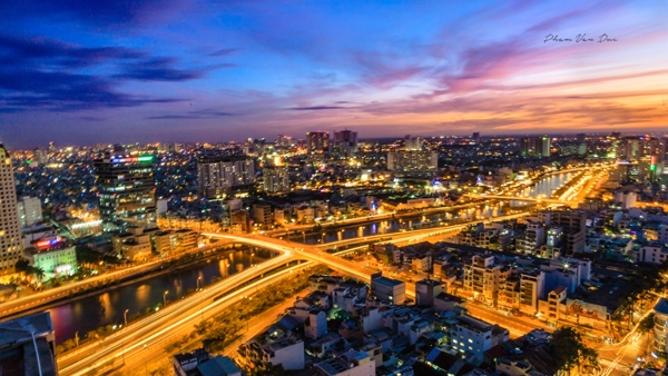 Đường Võ Văn Kiệt (quận 1), chạy song song với đường Bến Vân Đồn (Quận 4) và rạch Bến Nghé, phân chia quận 1 và quận 4 của thành phố. Con đường trải dài, uốn lượn khi mặt trời dần xuống, thành phố lên đèn hiện ra một cảnh đẹp mê hồn.