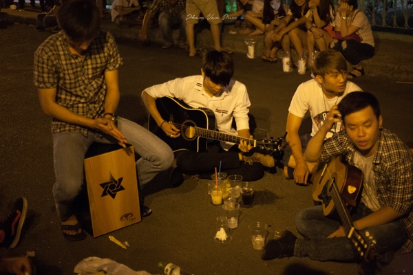 Giới trẻ tập trung thành các nhóm vui chơi và ca hát tại Cầu Mống.