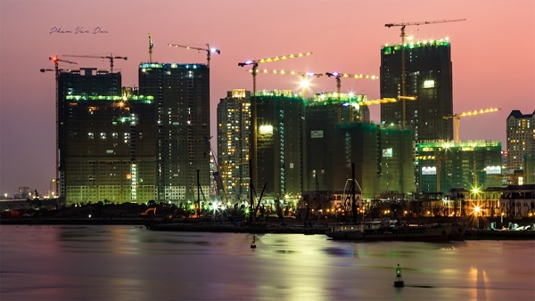 Công trường hoạt động cả ngày lẫn đêm.