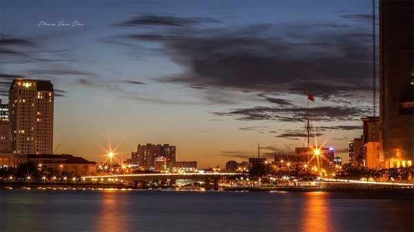 Cầu Khánh Hội nhìn từ nóc hầm Thủ Thiêm.