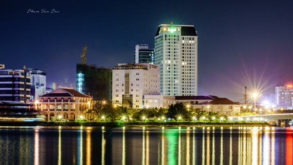 Cảng Nhà Rồng đẹp lung linh khi thành phố lên đèn.
