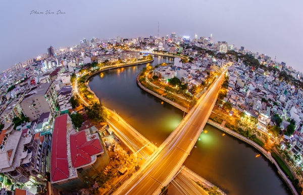 Kênh Nhiêu Lộc - Thị Nghè dài 8,7km uốn lượn chảy qua các quận nội thành rồi đổ ra sông Sài Gòn.