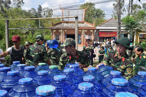 Nước uống được tập kết để cung cấp miễn phí cho nhà chùa để phục vụ bà con.