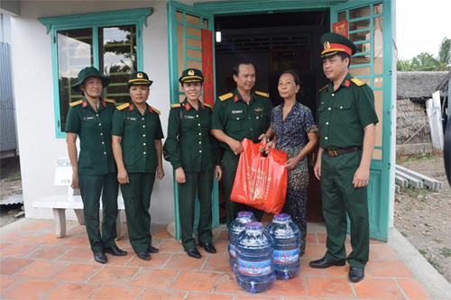 Cùng với cung cấp nước miễn phí, mỗi hộ dân còn nhận được phần quà do các đơn vị trao tặng.