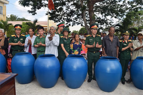Đại diện Ban Thanh niên, Ban Phụ nữ và các đơn vị thuộc Quân khu 9 trao tặng bình chứa nước cho nhân dân địa phương.