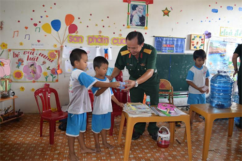 Nước uống được cung cấp cho trường học trên địa bàn.