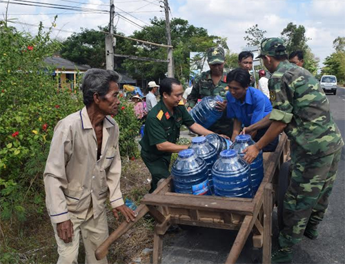 Người dân địa phương rất nhiệt tình tham gia cùng các chiến sĩ vận chuyển nước về gia đình.